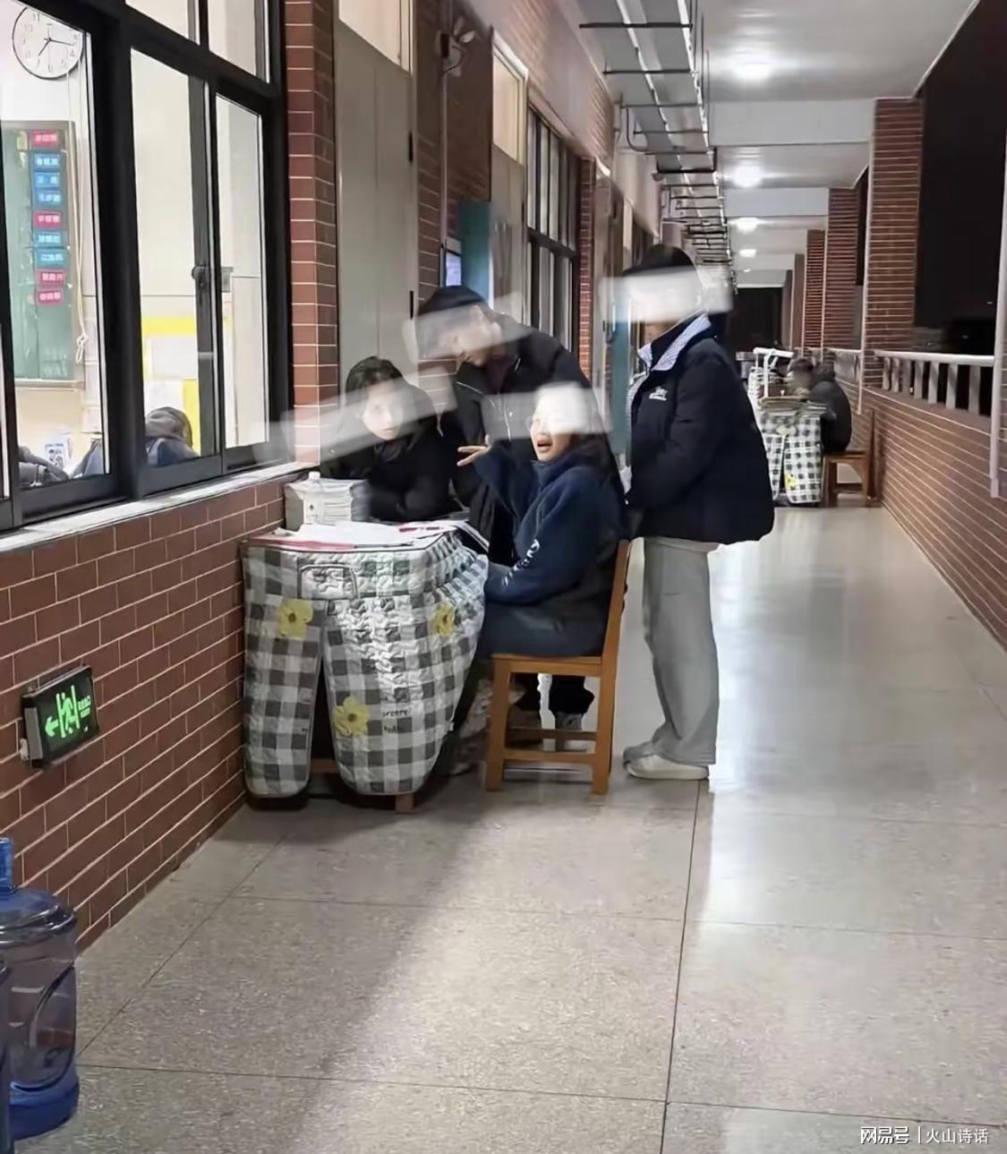 开云体育下载-震惊！网传有学校老师冬天坐在教学楼走廊，批改作业并为学生解答
